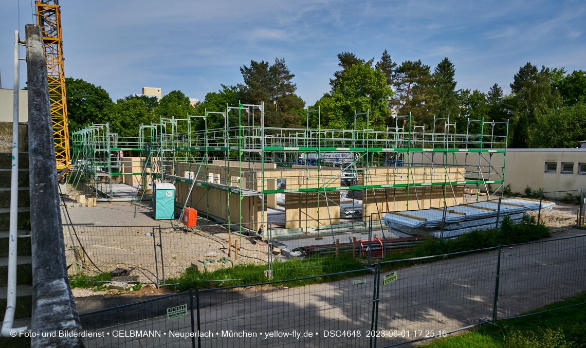 01.06.2023 - Neue Holzwände für das Haus für Kinder in Neuperlach in München